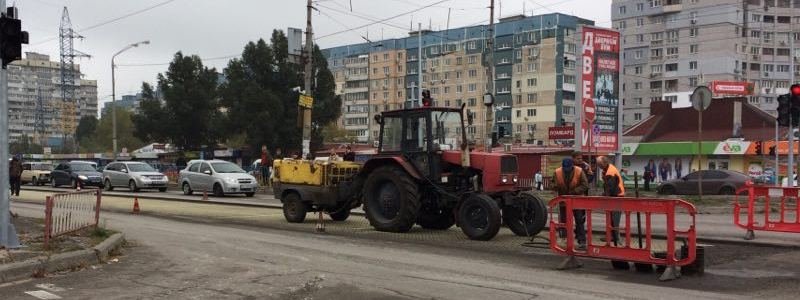 На Донецком шоссе чинят дорогу: образовалась пробка