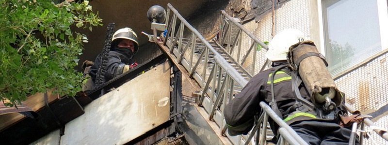 На Банковской горел дом: из пожара спасли двух женщин