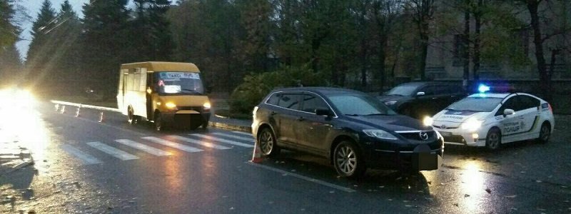 На Гагарина маршрутка № 87 въехала в Mazda CX9: пострадали трое детей