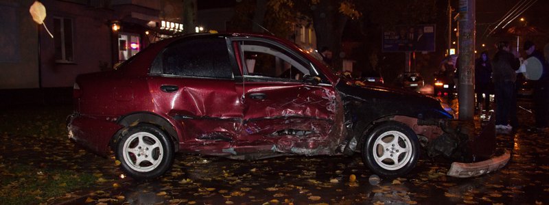 На Калиновой возле АТБ столкнулись три машины: пострадали двое мужчин