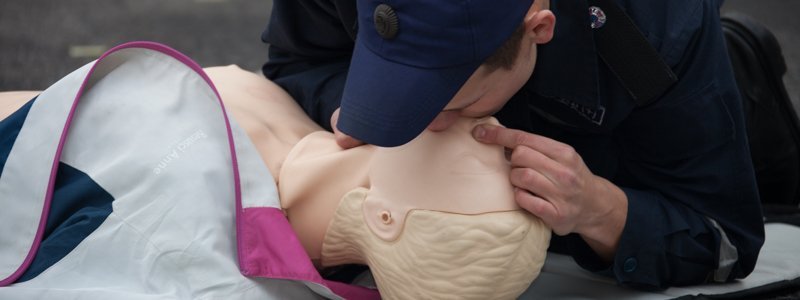 Как делать искусственное дыхание и непрямой массаж сердца: курсы первой помощи