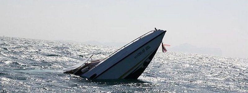 В Днепре патрульные спасли рыбаков из тонущей лодки