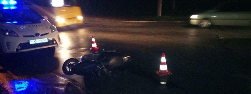 На Донецком шоссе пьяный мужчина упал с мопеда