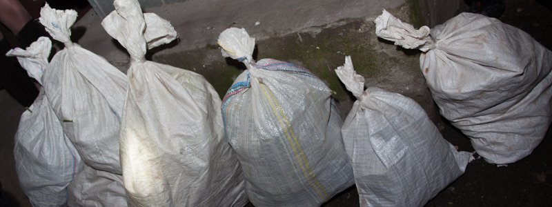 Жители дома по улице Мономаха нашли у себя в подъезде 6 мешков конопли