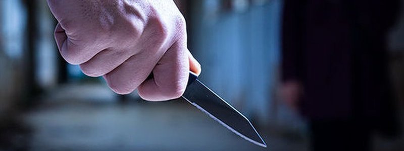 В Днепре мужчина с ножом домогался 13-летних девочек