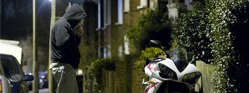 В Днепре нашли угнанный мотоцикл: у водителя обнаружили поддельные документы и наркотики