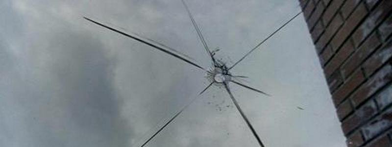 На Слобожанском проспекте злоумышленники "обстреливали" окна квартир