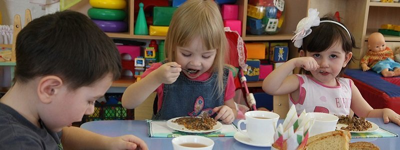 В детских садиках Днепра ввели оплату за питание с помощью QR-кода