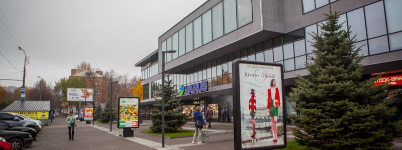 Возле ТЦ "Славутич" на парковке закрасили места для людей с инвалидностью: комментарии администрации