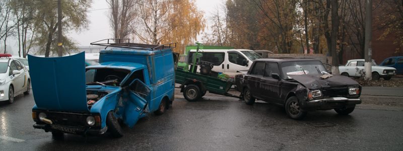 На проспекте Хмельницкого столкнулись Жигули и Москвич: пострадали двое мужчин