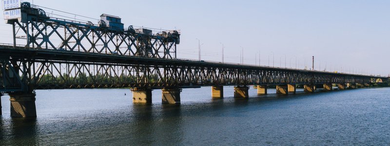 В Днепре полуголый мужчина пытался спрыгнуть с Амурского моста