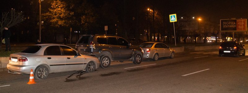 На Поля, пропуская пешехода, столкнулись Toyota Prado, Chevrolet и Lanos