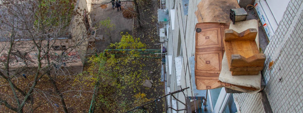 На Малиновского балкон обвалился вместе с мужчиной: пострадавший в коме