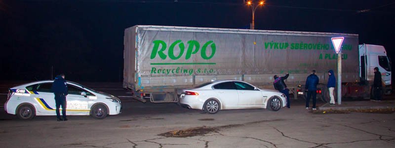 ДТП на Запорожском шоссе: Jaguar столкнулся с грузовиком Renault