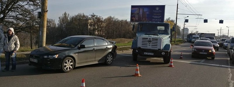 На Запорожском шоссе ЗИЛ въехал в Mitsubishi: образовалась пробка