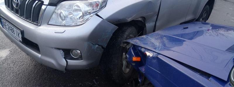 На Петрозаводской столкнулись Toyota и ВАЗ: образовалась пробка