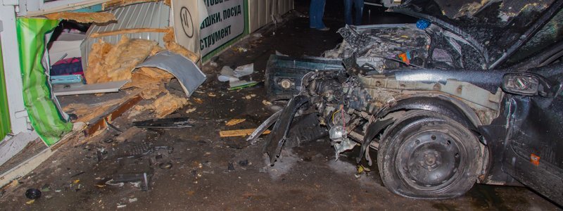 На Калиновой столкнулись Chevrolet и Renault: автомобиль влетел в киоск