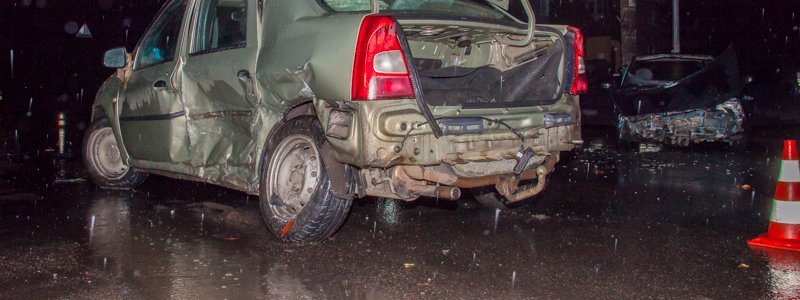На Титова столкнулись Таврия и Renault: пострадали двое мужчин