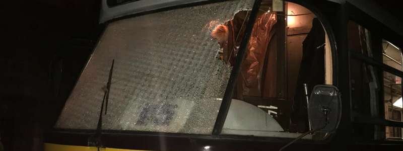 В Днепре хулиган камнем разбил стекло трамвая: пострадал водитель