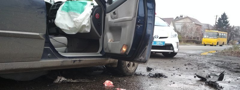 На Байкальской столкнулись инкассаторское авто "ПриватБанка" и Kia: пострадали два человека