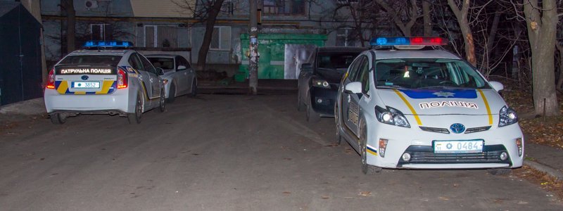 В Днепре на жилмассиве Тополь-2 мужчину убили ножом в подъезде