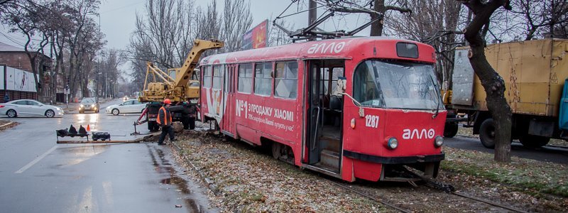 На Юрия Савченко трамвай сошел с рельсов и снес светофор