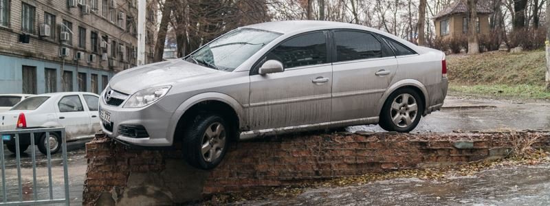 Чудеса парковки в гололед: на Бородинской Opel слетел с парапета