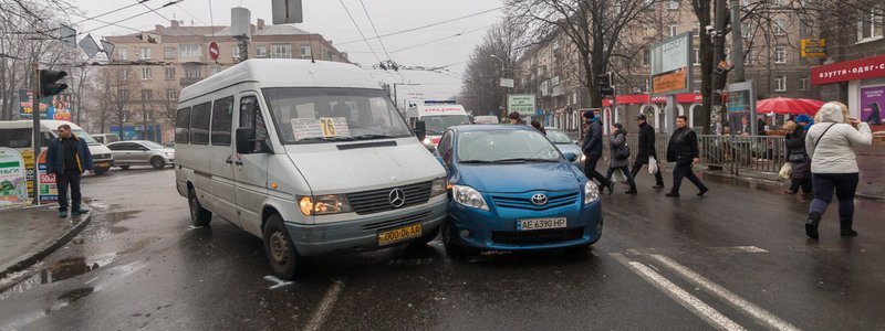 На Титова 76-я маршрутка с пассажирами врезалась в Toyota