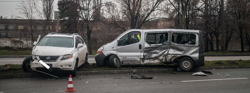 На Набережной Заводской столкнулись Lexus и Renault: пострадал мужчина