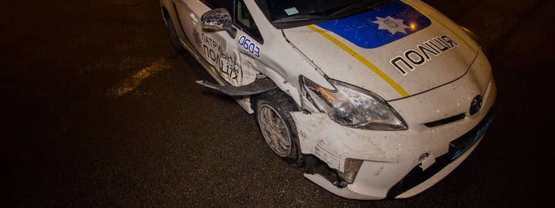 В Днепре на Калиновой столкнулись полицейский Prius и Mazda