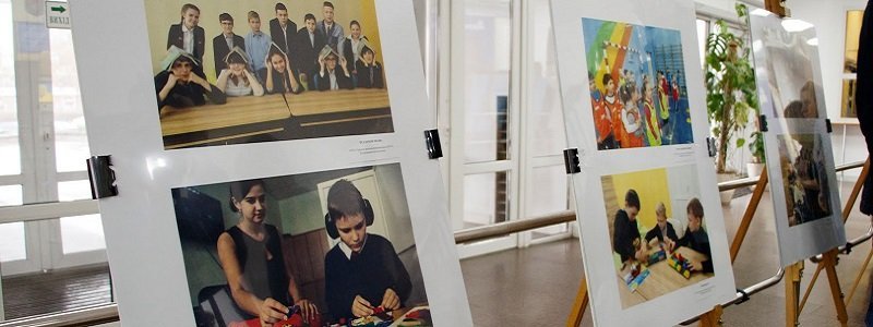 В Днепровской мэрии открыли выставку, посвященную инклюзивному образованию
