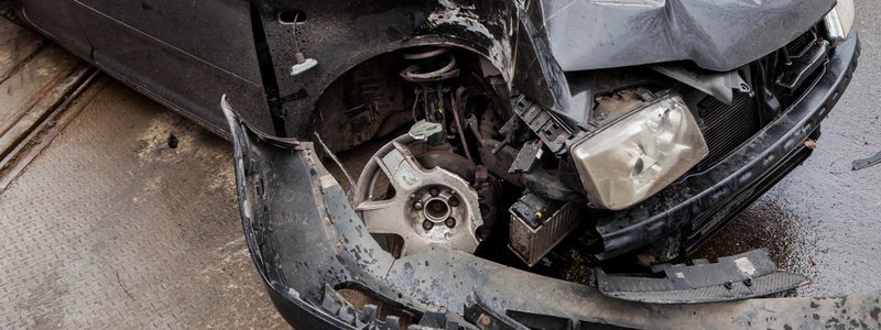 На Грушевского Volkswagen врезался в столб: пострадал парень