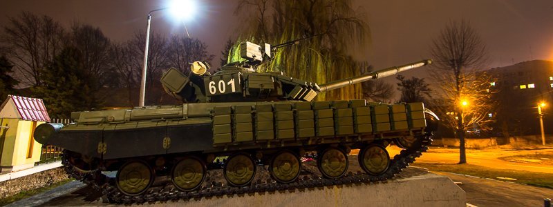 Военные памятники ночью: как история оживает на улицах Днепра
