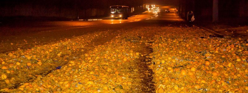 "Свято наближається": из-за ДТП на проезде Гальченко дорогу усеяли мандарины