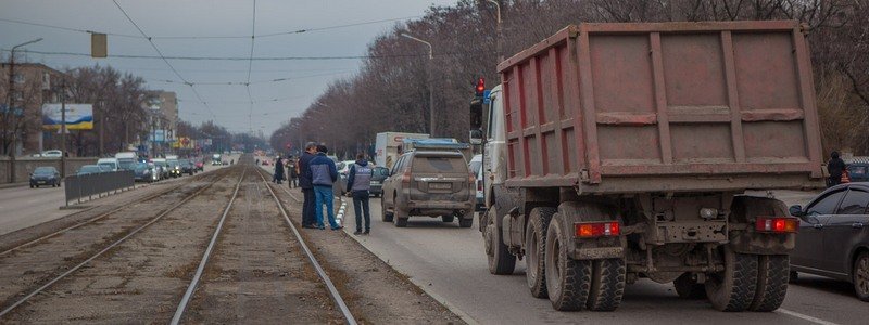 На проспекте Богдана Хмельницкого грузовик въехал в Toyota Prado: движение затруднено