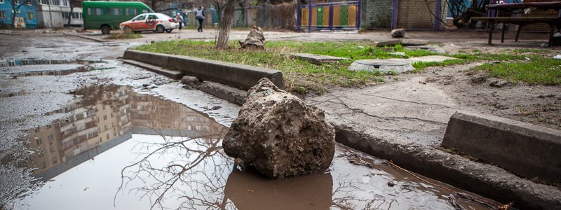 "Убитая" дорога и забитая ливневка: на Парусе появилось новое озеро