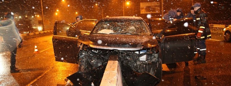 Возле Южного моста Toyota Camry влетела в отбойник: водитель погиб, пассажирку увезла "скорая"