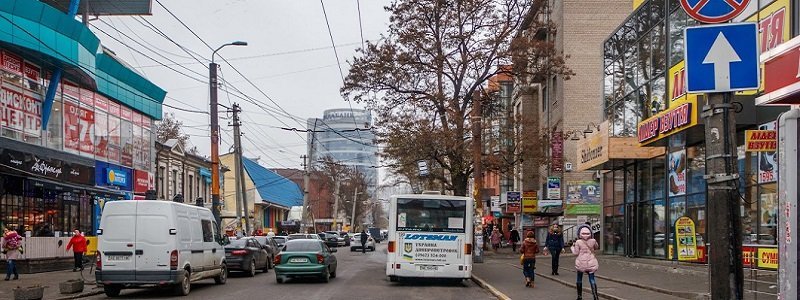 В центре Днепра водители препятствуют движению общественного транспорта