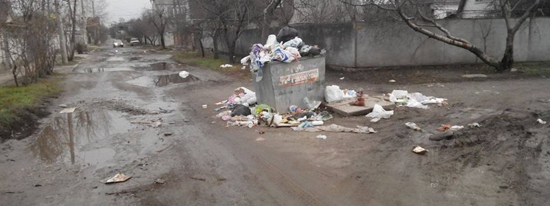 Кучи мусора и разбитая дорога: как живется людям в АНД районе