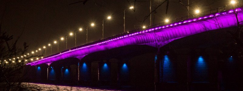 В Днепре под проливным дождем Борис Филатов протестировал подсветку на Кайдакском мосту