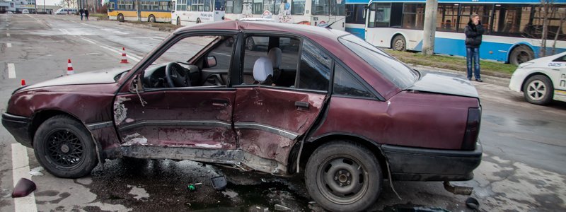 На Генерала Захарченко не поделили дорогу Opel и Chevrolet: пострадали двое мужчин