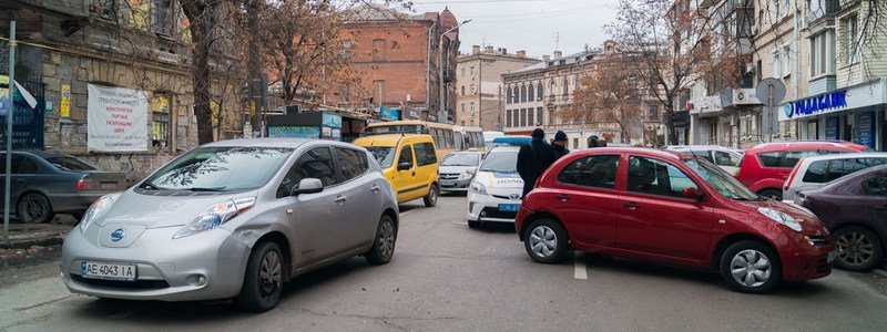 В центре Днепра столкнулись два автомобиля: образовалась пробка