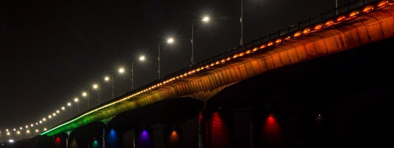 В Днепре Борис Филатов запустил первый в Украине мост с радужной подсветкой