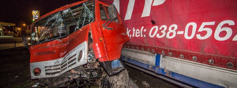 На Донецком шоссе Mitsubishi Lancer врезался в фуру: три человека в тяжелом состоянии