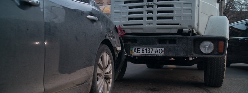 На Грушевского столкнулись грузовик и Infiniti: образовалась пробка