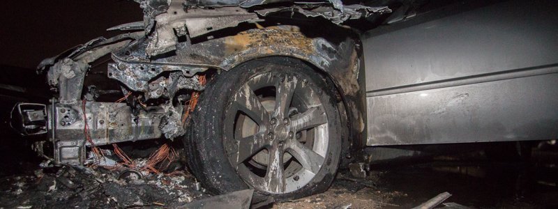 В Днепре на Суворова сгорел автомобиль