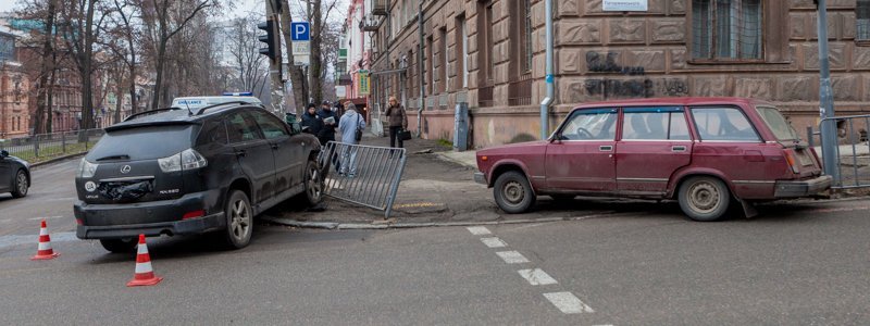 На Гоголя столкнулись Lexus и ВАЗ: автомобиль влетел в ограду