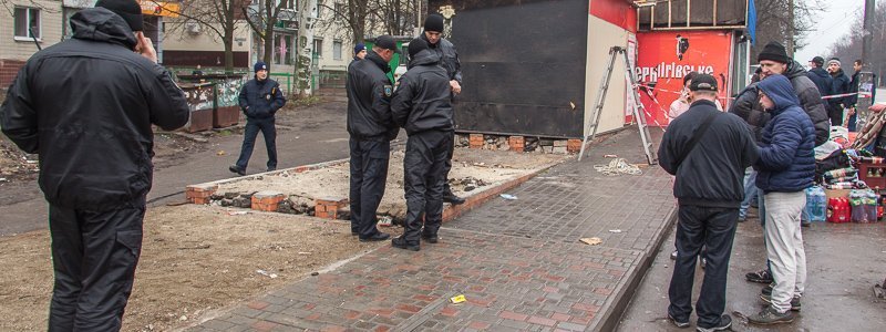 На Паникахи демонтировали МАФы: хозяева киосков будут обращаться в полицию