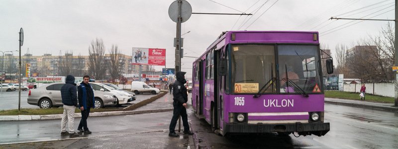 Возле "Каравана" Skoda подрезала троллейбус: пострадала женщина