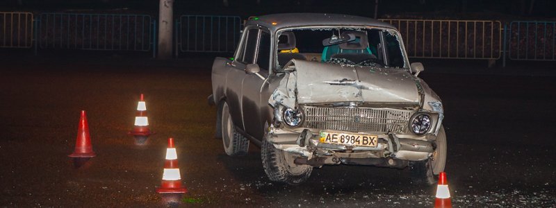 На Слобожанском проспекте столкнулись BMW и «Москвич»: пострадала девушка